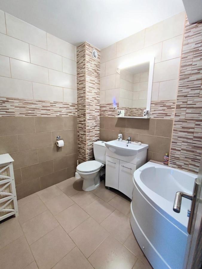 Quiet And Cozy 2 Bedroom Flat With Free Parking Included ฟลอเรชติ ภายนอก รูปภาพ